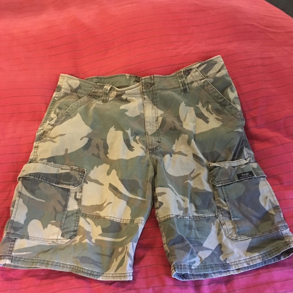 Wrangler camo shorts